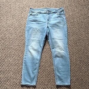 Women's Old Navy light wash high rise Wow Straight 14 Short